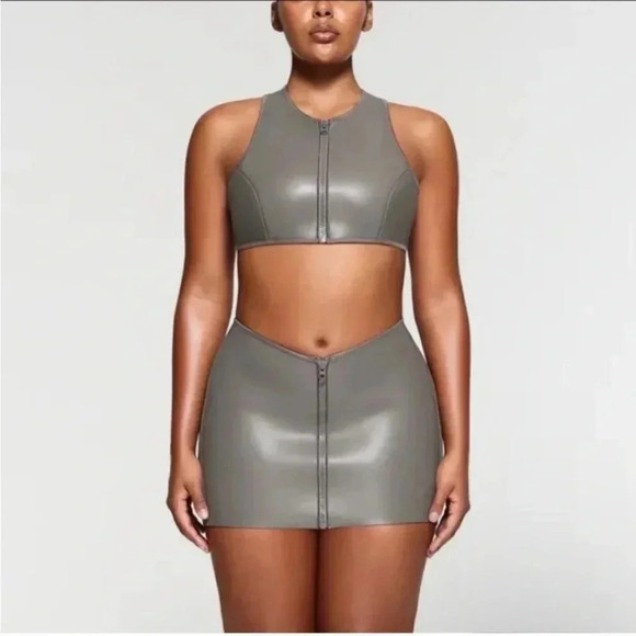 SKIMS Dresses & Skirts - Skims gray rubberized scuba front zip mini skirt